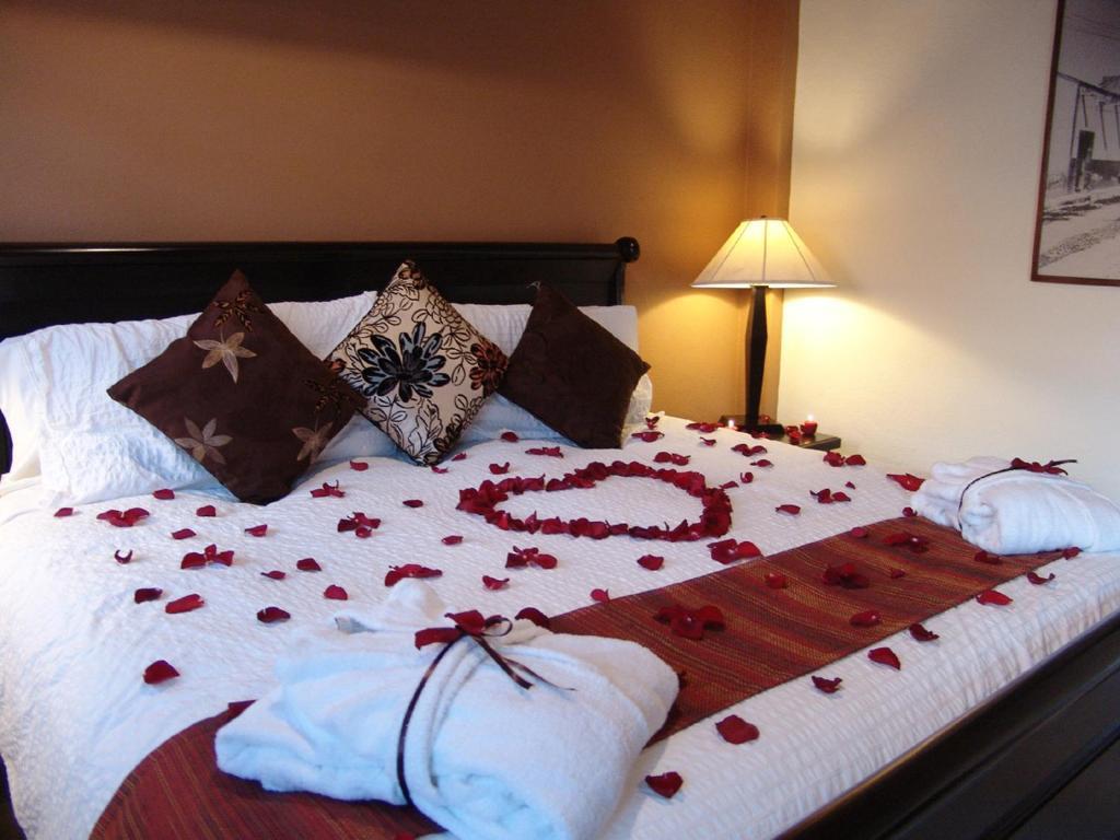 Casa Del Tio Hotel Boutique San Miguel de Allende Oda fotoğraf A bed with rose petals