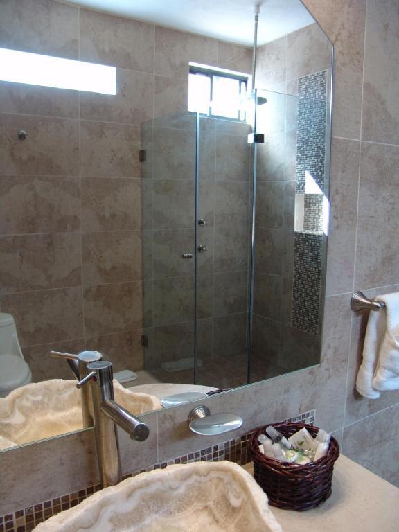 Casa Del Tio Hotel Boutique San Miguel de Allende Oda fotoğraf A shower door