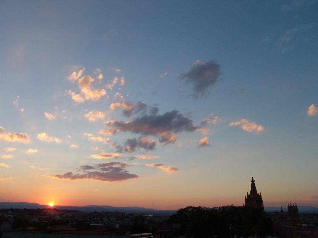 Casa Del Tio Hotel Boutique San Miguel de Allende Dış mekan fotoğraf Sunset over the city